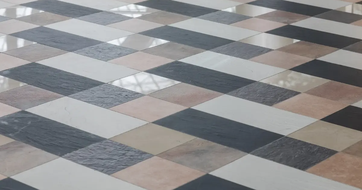 Nowoczesne aranżacje wnętrz z wykorzystaniem płytek z efektem kamienia, drewna, wzorów i mozaiki